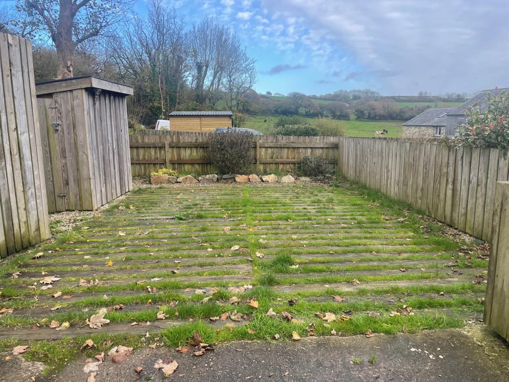 Lot: 60 - THREE-BEDROOM BARN CONVERSION - Parking area